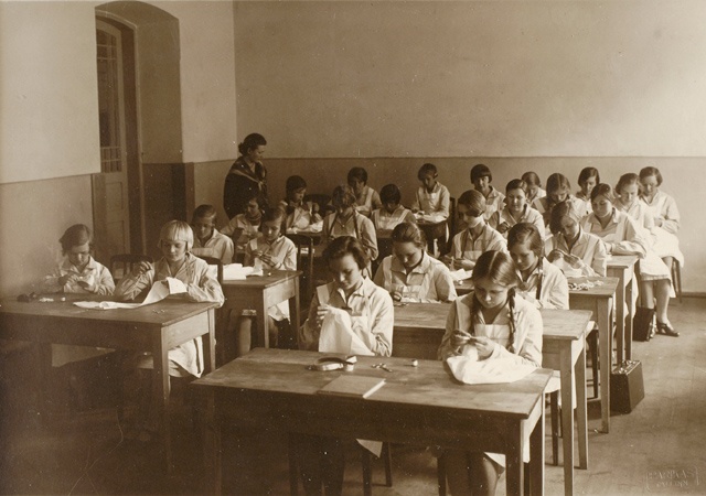 Tallinna Linna Naiskutsekooli õpilased