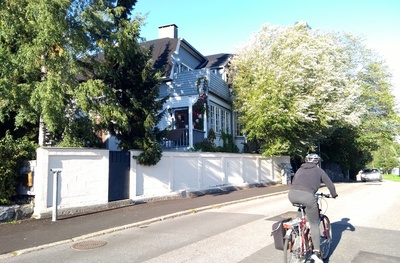 Kulosaaren Parkway 20. Wooden house on the side of Kulosaaren parks in Kulosaare rephoto