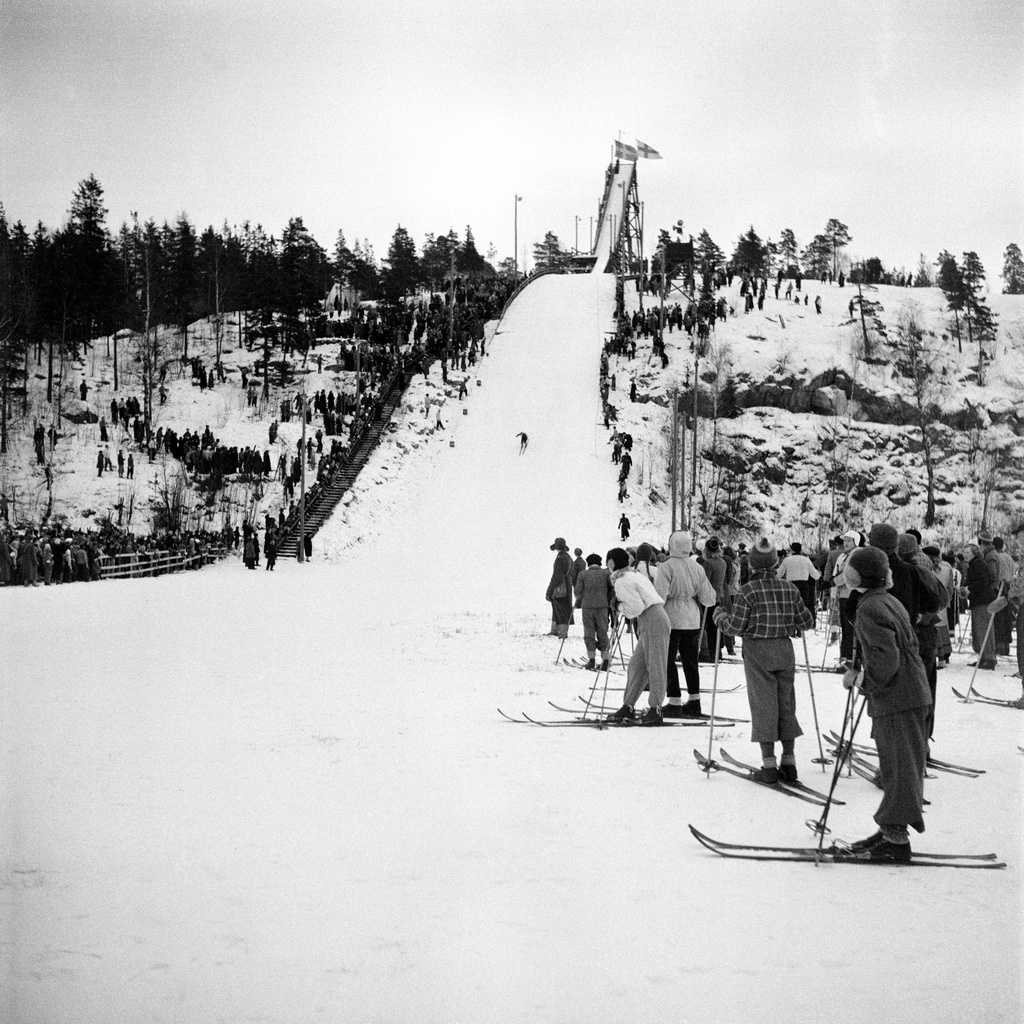 In 1935-1936, a jumping hill was built on the head of the Majavati, which was the largest in Helsinki at the time. The hills were held there, and the k-point of the hill was 50 m. When the hill was unraveled in the summer of 1976, a new, slightly smaller hill was built on the western rocks of the Herttoniemi sports field.