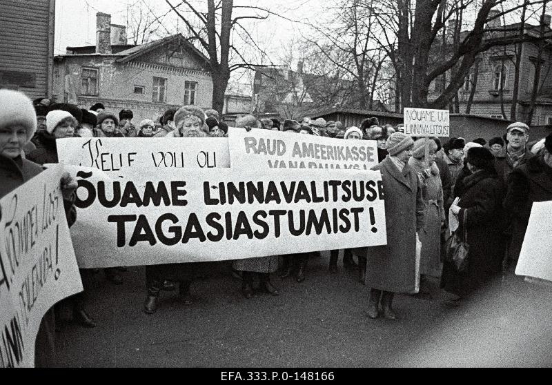The Estonian City Catering Workers' Picket at Vabaduse Square against the closure of the Tallinn cafeteria and to express distrust of the city government and mayor Hardo Aasmäe.