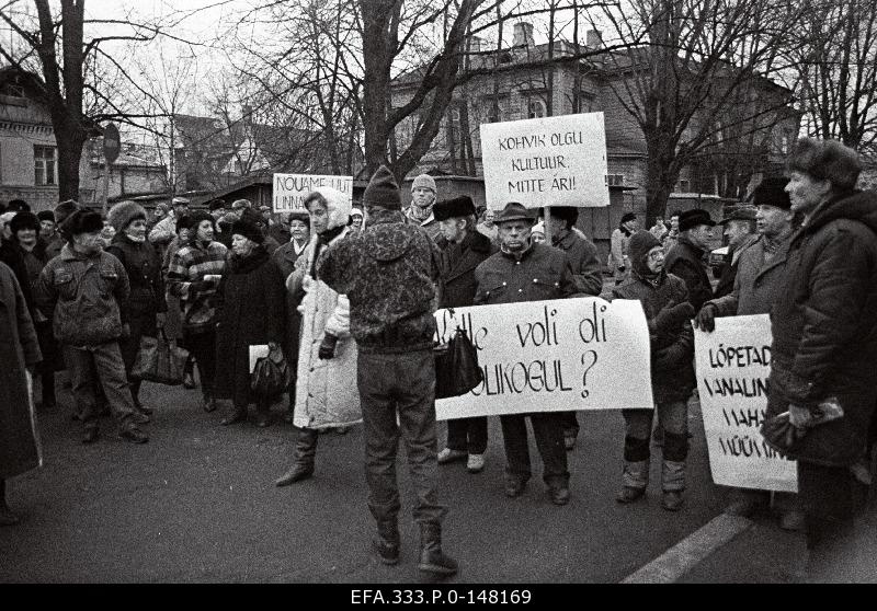 The Estonian City Catering Workers' Picket at Vabaduse Square against the closure of the Tallinn cafeteria and to express distrust of the city government and mayor Hardo Aasmäe.