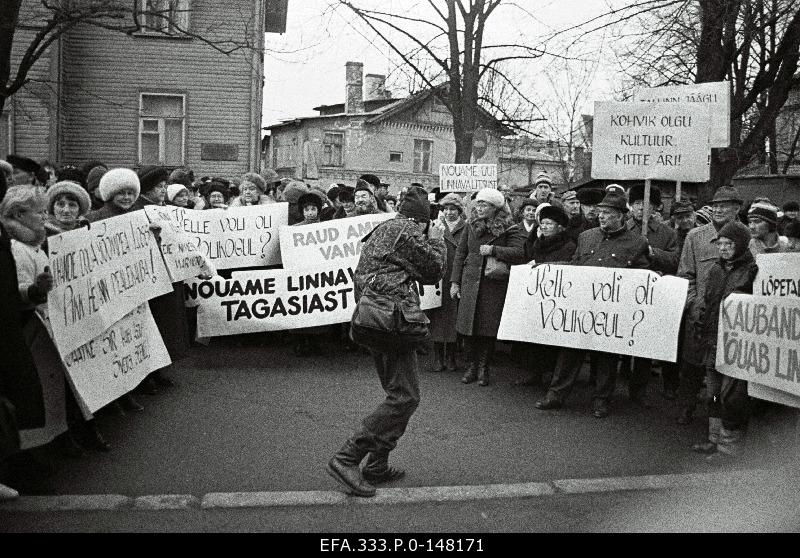 The Estonian City Catering Workers' Picket at Vabaduse Square against the closure of the Tallinn cafeteria and to express distrust of the city government and mayor Hardo Aasmäe.