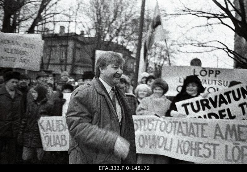 The Estonian City Catering Workers' Picket at Vabaduse Square against the closure of the Tallinn cafeteria and to express distrust of the city government and mayor Hardo Aasmäe.