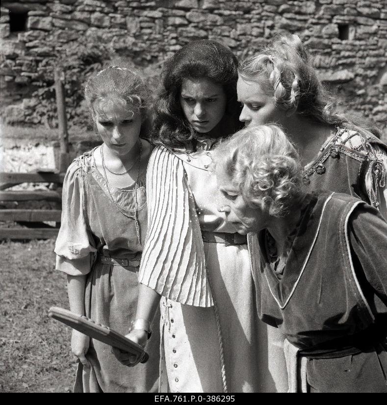 Filming "Carolin Silver Yarn". Chätrin Bagala Queen's daughter in Karoliine. Salme Reek Hostja. Kärt Ulman in the case of Ümmardaja. Kirstin Loorits on the Overhead.