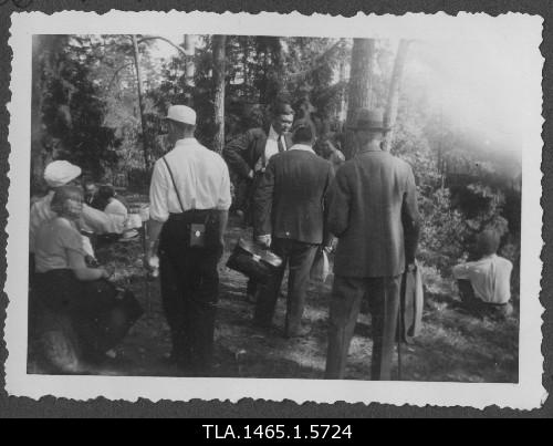 A group of participants from the exit of the Tallinn History Society on the Old Mountain of the Klooster near the ruins of the Padise monastery.