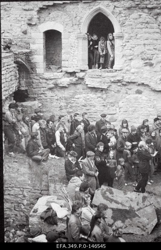 Participants from the III meeting of Estonian Memory Defence Clubs in the ruins of the Padise monastery.