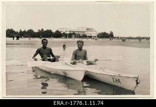 Raimond Valgre and Rudolf Kivi on the beach of Pärnu