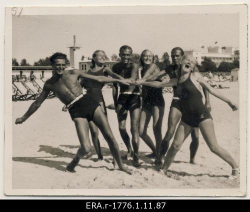 Raimond Valgre and Felix Vebermann together with their associates on the beach of Pärnu