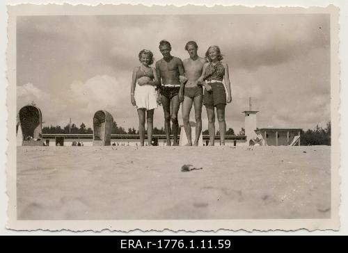 Raimond Valgre with Alice Feillet, Eduard Rägo and an unknown girl on the beach of Pärnu