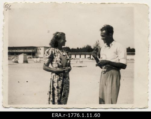 Raimond Valgre with Alice Feillet on the beach of Pärnu