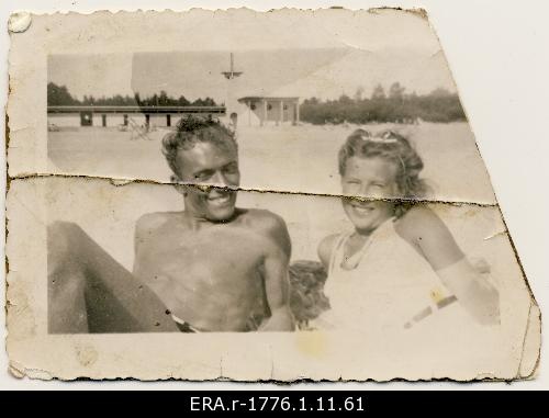 Raimond Valgre with Alice Feillet on the beach of Pärnu