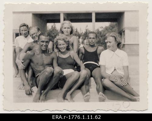 Raimond Valgre with Georg Metssalu, Felix Vebermann and unknown girls on the beach of Pärnu