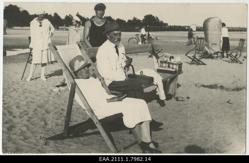 Writer August Kitzberg with wife Johanna on the beach of Pärnu