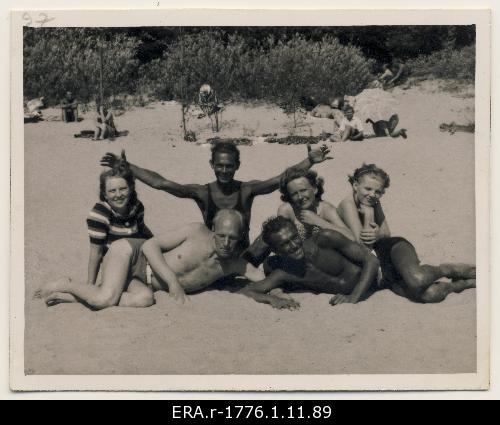 Raimond Valgre, Felix Vebermann and Kell with unknown girls on the beach of Pärnu