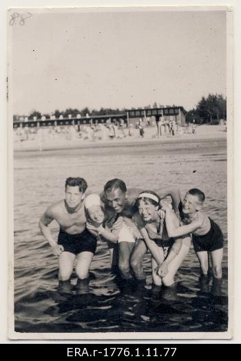 Raimond Valgre with an unknown company on the beach of Pärnu