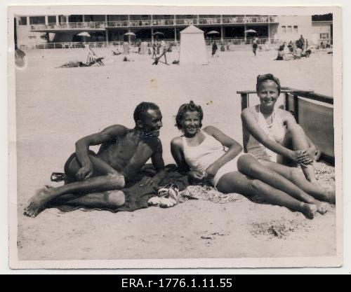 Raimond Valgre, Alice Feillet and an unknown girl burning on the beach of Pärnu