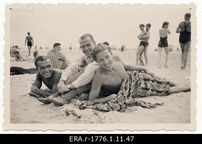 Raimond Valgre, August Urmet and Hans Jänes burning on the beach of Pärnu  duplicate photo