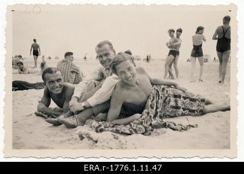 Raimond Valgre, August Urmet and Hans Jänes burning on the beach of Pärnu