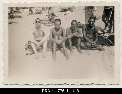 Raimond Valgre and Felix Vebermann with two unknown men on the beach of Pärnu