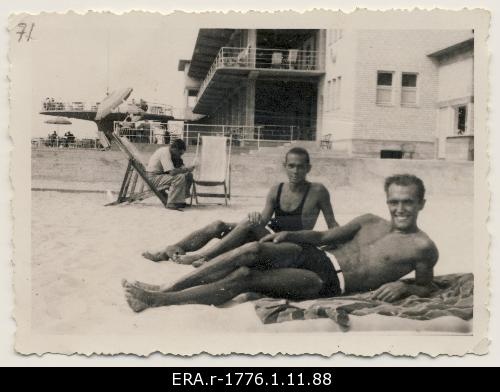 Raimond Valgre and Felix Vebermann on the beach of Pärnu