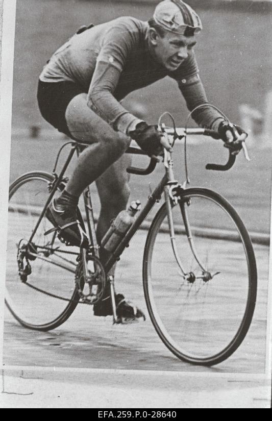 On the Pirita-Kose-Kloostrimetsa circular trail, Ants Väravas came as the Estonian Soviet champion in 15 circles.