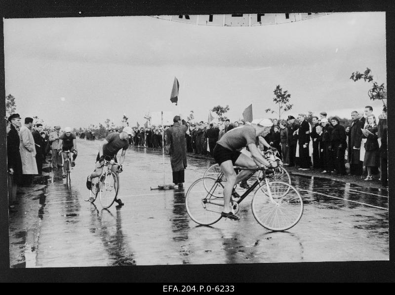 Soviet Union Championships in bicycle. Participants on the distance.