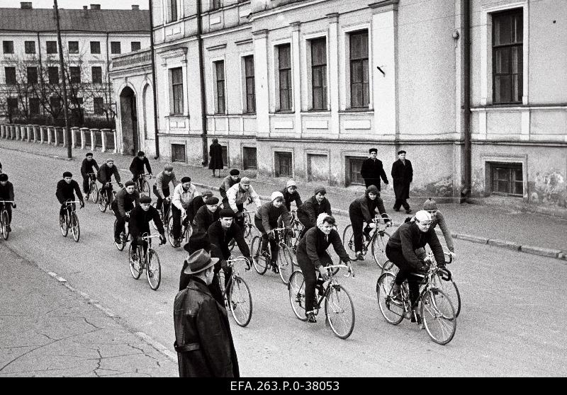 Tartu Workforce Reserve bicycle athletes on the first field training.