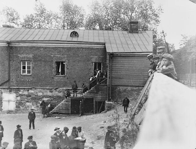 Red prisoners at the Susaaren prison camp in Finlandlinna IV district in 1918 at the Adlerfeldt Traverse Garden