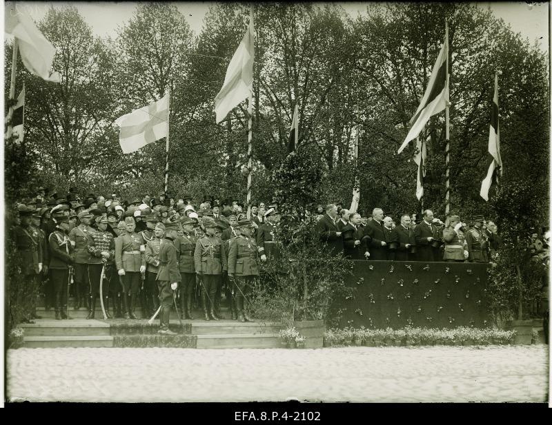 Honourable guests on the parade organized by the President of Finland Relander in the event of a visit to the Freedom Square. On the front row from the right: General Major J. Soots, Oberst Malmberg, Chairman of the National Assembly J. Tõnison, Head of State J. Jaakson, Minister of Road K. Virma, President of Finland Relander, Minister of Internal Affairs K. Einbund, Minister of Foreign Affairs of Finland Idman, Minister of Foreign Affairs of Estonia K.R. Pusta, Finnish Minister of Education, Professor Setälä, Chief of the Finnish Lots' Government Baron Wrede, General Major Unt, Colonel Kauler, Colonel Janits, Colonel Rüütel, Colonel Äimeleus - Aimä, Captain Kurg, Colonel Helsingius, continue: Lieutenant Häämen-Anila, Colonel Busch Boevden, Colonel Roska, Captain Landsberg, the representative of the British army, Captain Swett, the representative of the French army, major Bonne.