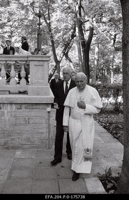 Pope John Paul II (best) and President Lennart Meri Cadriorus.  similar photo