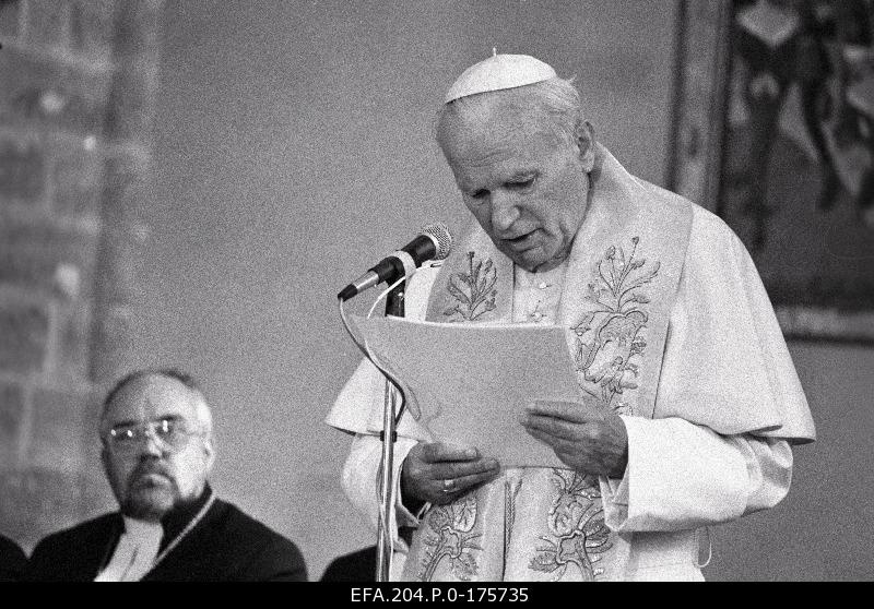 Paavst Johannes Paulus II jumalateenistusel Niguliste kirikus. Vasakul Eesti Evangeelse Luterliku Kiriku piiskop Einar Soone.