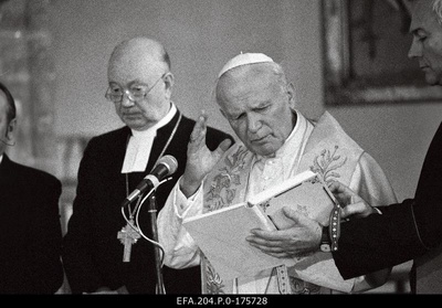 Paavst Johannes Paulus II Niguliste kirikus. Vasakul Eesti Evangeelse Luterliku Kiriku peapiiskop Kuno Pajula.  similar photo