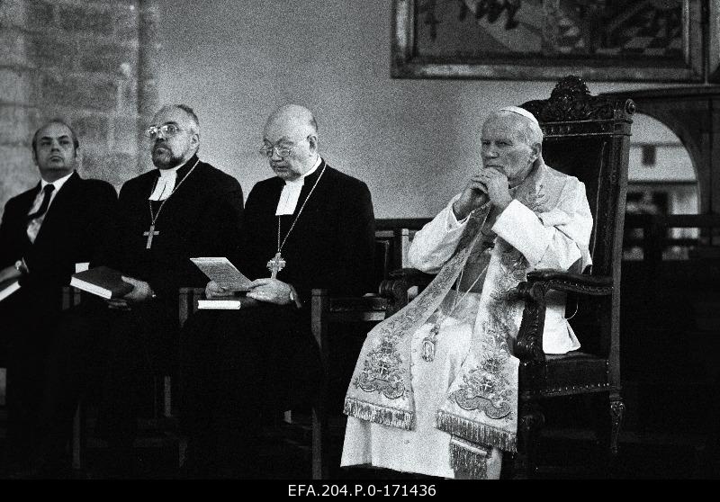 Pope John Paul II in the Niguliste Church. Next to him sits the peashop of the Estonian Evangelical Lutheran Church, Kuno Pajula and the teacher of the Caarl Church, Bishop Einar Soone.