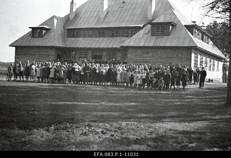 Harju-Risti school house-popular house on Mother's Day.