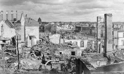 Tartu ruins: view from Kitsalt Street towards the new market t and market building.  1941. Photo e. Selleke.  duplicate photo