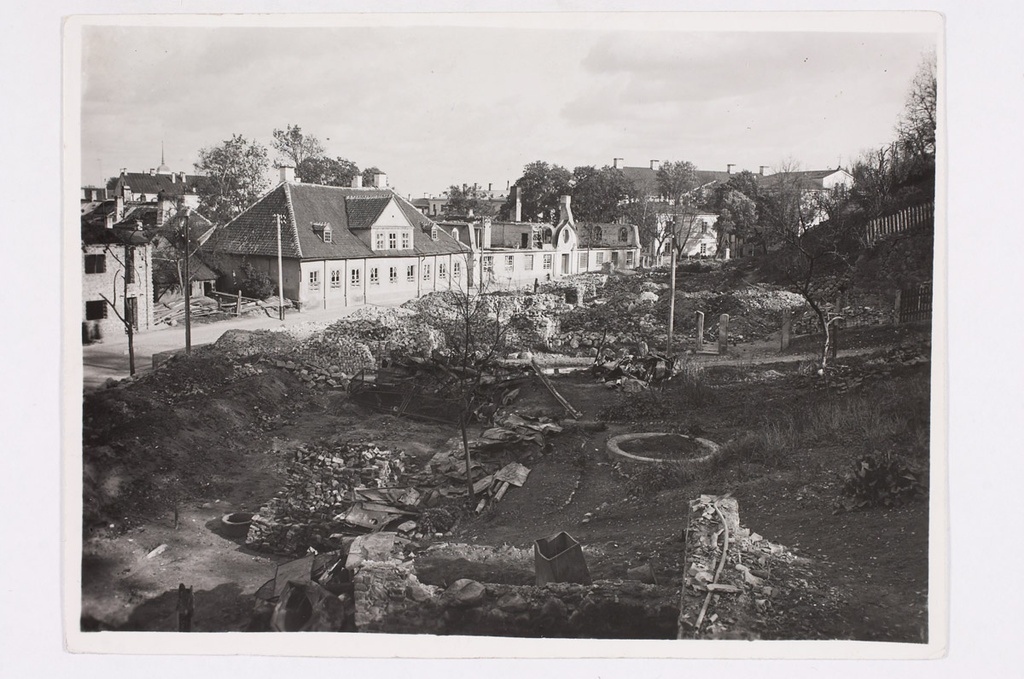 G. Adolfi tn on the corner of Laia tn, seventh, 1941