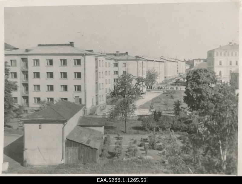 View Riia t. 13 - 48 windows of the food store in Vanemuise Street