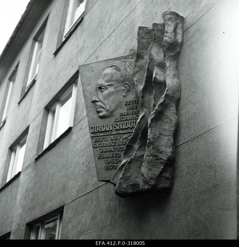 Juhan Smuuli Bareljeef Writer on the wall of the House.
