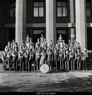 J. Tomb’s Youth Holiday Sculpture orchestra (a paradise picture). Conductor Vello Loogna.  similar photo