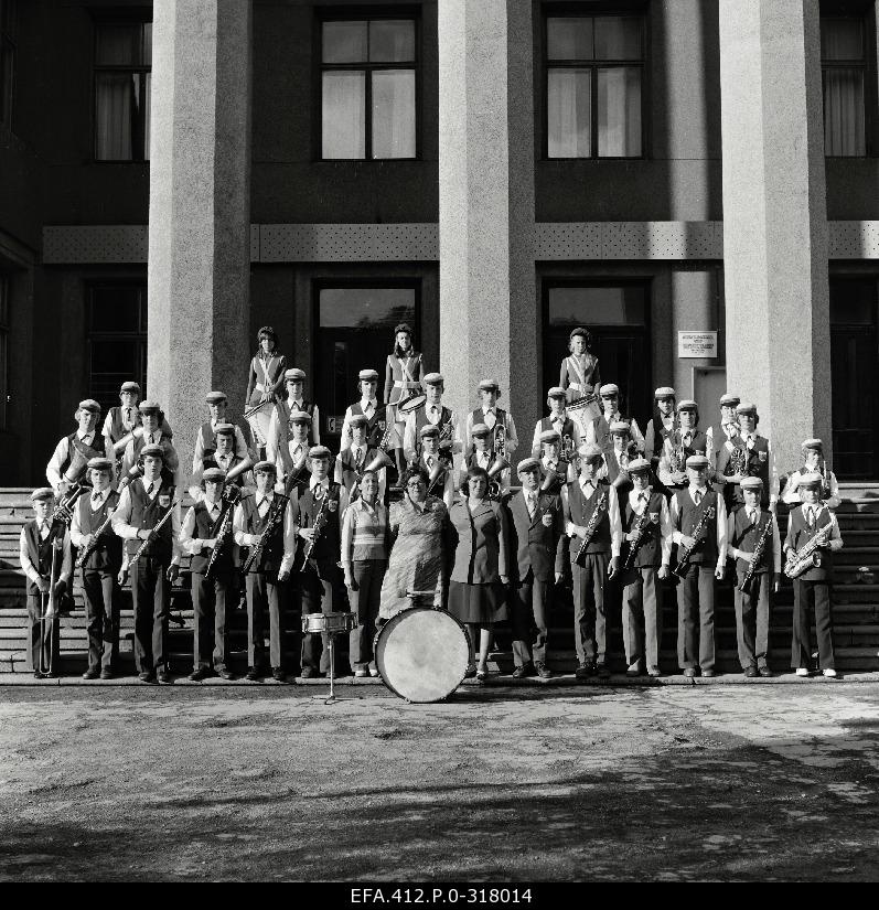 J. Tomb’s Youth Holiday Sculpture orchestra (a paradise picture). Conductor Vello Loogna.