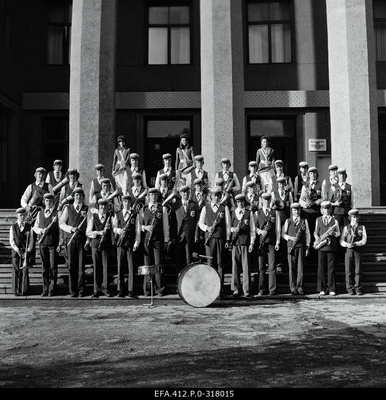 J. Tomb’s Youth Holiday Sculpture orchestra (a paradise picture). Conductor Vello Loogna.  similar photo