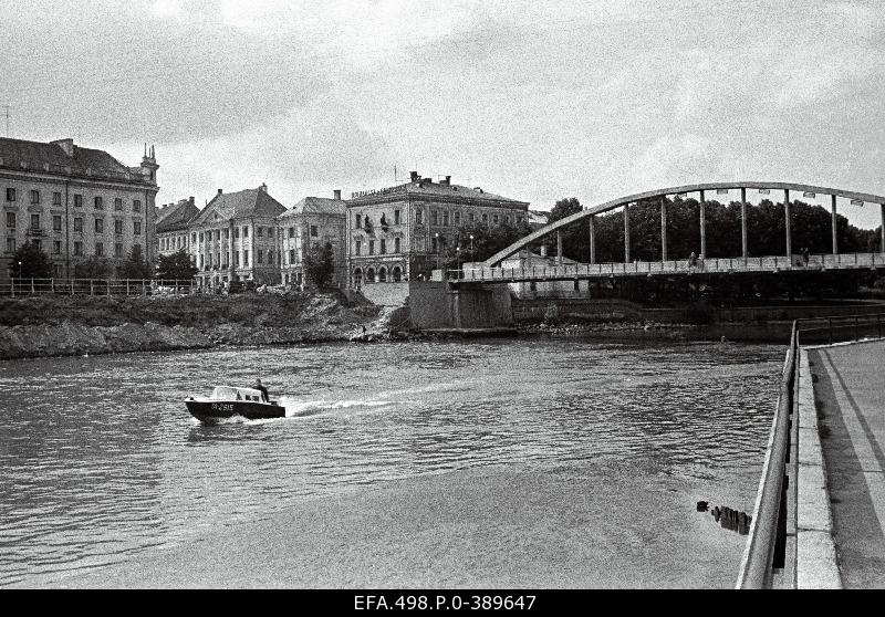 Pedestrian bridge across Emajõe.