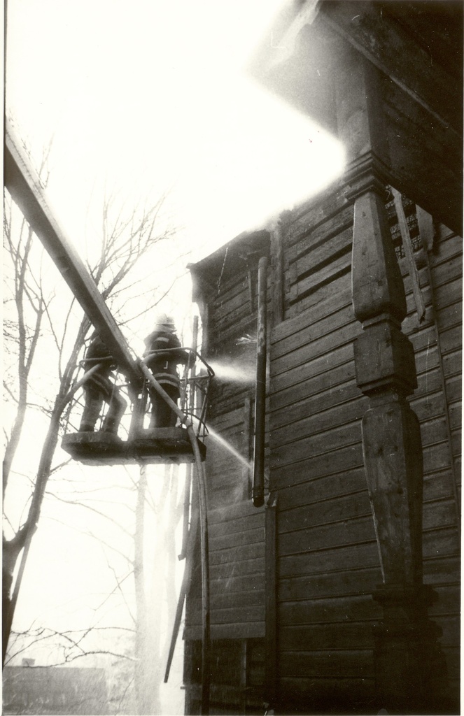 foto, tulekahju Paide vene õigeusu kirikus 1993.a. 19. aprillil