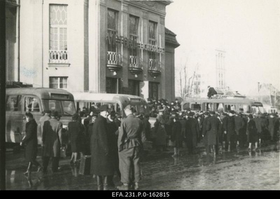 German occupation in Estonia. The starting point of the Maabusside and the queue of ticketmakers in front of the cinema "Viktoria Lichtspiele" on the Garden Street.  duplicate photo