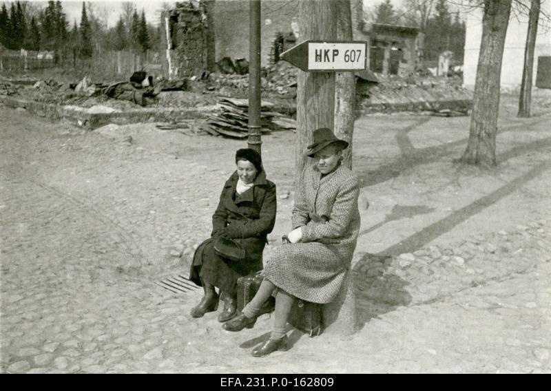 German occupation in Estonia. Waiting for the possibility of landing by car at the corner of Narva and Kalmistu Street.
