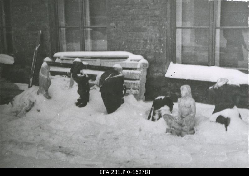 German occupation in Estonia. The raids saved from the ruins of the Tartu Art Museum at the court of the Tartu Teachers Seminar.