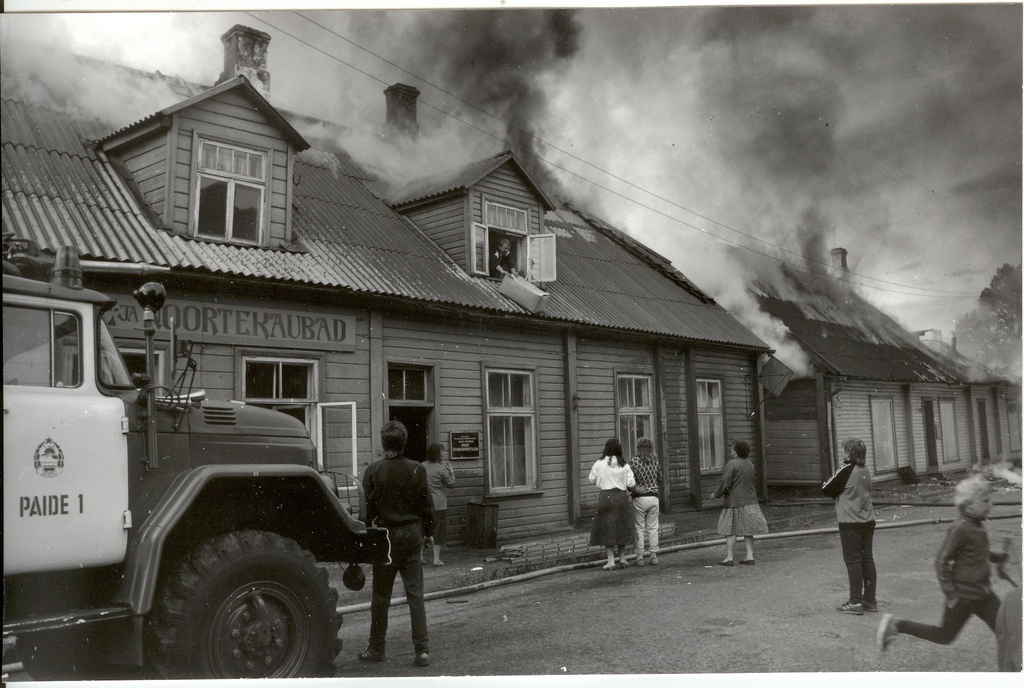 foto, tulekahju Paides Tallinna t. 4 majas 11.05.1990.a.