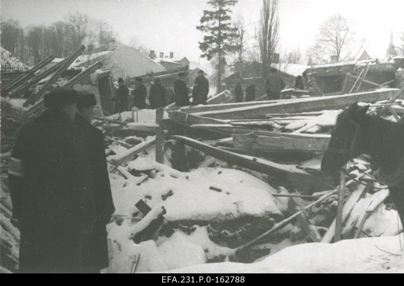 German occupation in Estonia. The Tartu Art Museum of Rescue Works. Cleaning works of the rusts.
