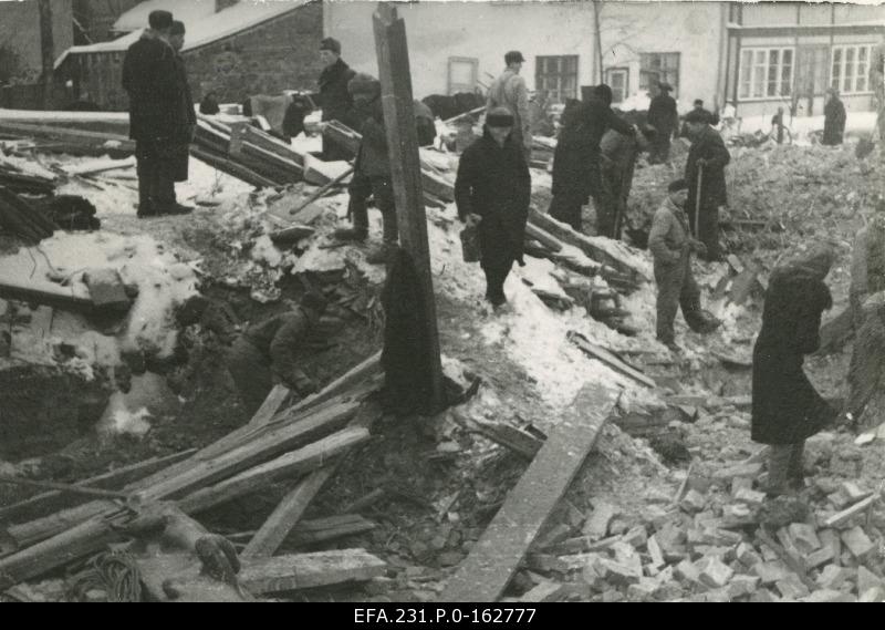 German occupation in Estonia. The Tartu Art Museum of Rescue Works. On the left sculptor a. Starkopf in the rhythm of the rusts.