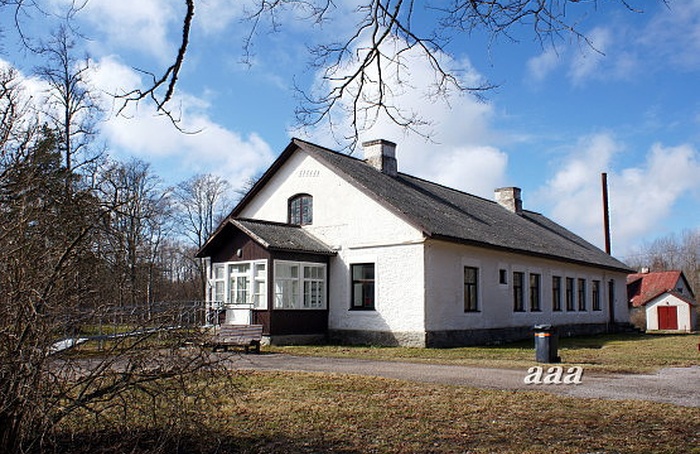 Emmaste kirikumõis. Esiplaanil värava juures grupp neidusid rephoto